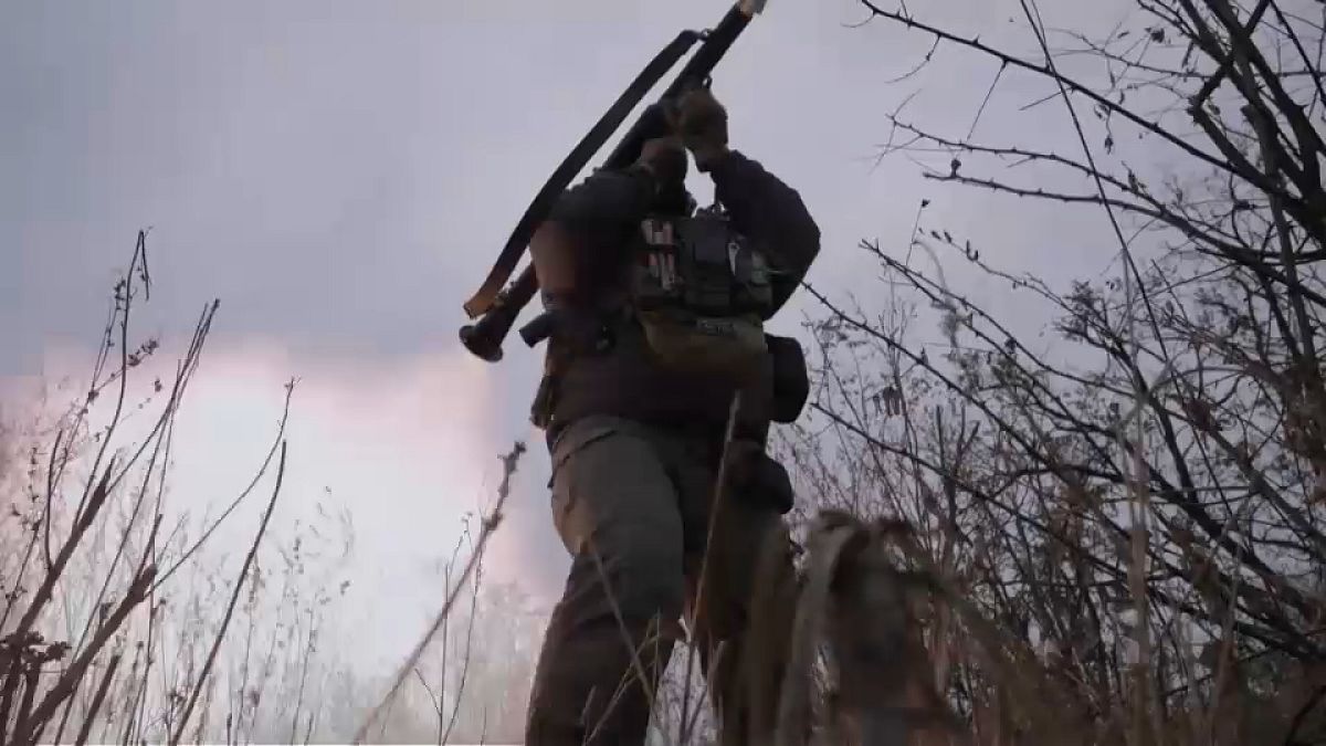 Ein ukrainischer Soldat feuert ein Geschoss ab in der Nähe von Bachmut 