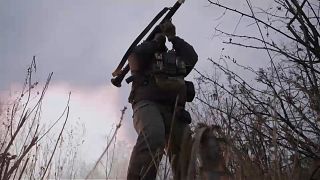 Ein ukrainischer Soldat feuert ein Geschoss ab in der Nähe von Bachmut 