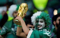 مشجع سعودي يحمل نسخة من كأس العالم 