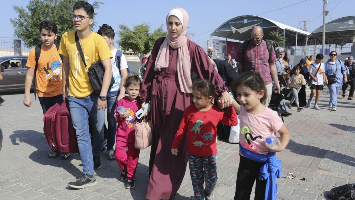 Palestinos cruzando por el paso de Rafah, de Gaza a Egipto