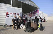Menekülők várakoznak a rafahi határnál