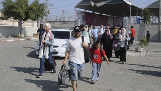Menschen verlassen den Gazastreifen nach Ägypten