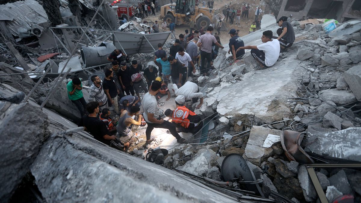 Túlélőket keresnek egy izraeli légitámadásban lerombolt ház romjai között a Gázai övezetben lévő Nuszeirat palesztin menekülttáborban 2023. október 31-én.