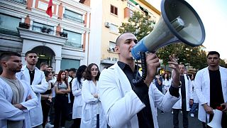 Arnavutluk'ta tıp öğrencileri yeni yasayı protesto ediyor