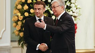 Fransa Cumhurbaşkanı Emmanuel Macron (solda) ve Kazakistan Cumhurbaşkanı Kasım Cömert Tokayev