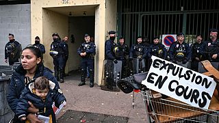 Önkéntes lakásfoglalókat lakoltat ki a francia készenléti rendőrség 2023. október 30-án