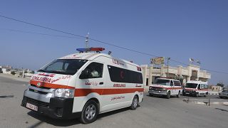 سيارات إسعاف فلسطينية تصل معبر رفح الحدودي لنقل المصابين إلى مصر 