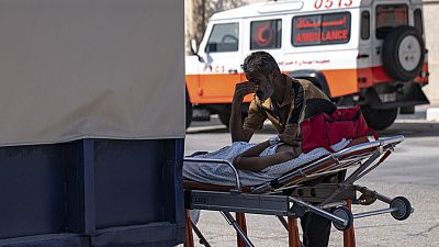 Uno de los heridos evacuados de Gaza a Egipto a traves del paso fronterizo de Rafah 