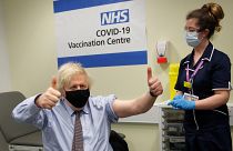 Boris Johnson fait un geste après avoir reçu la première dose du vaccin AstraZeneca Covid-19 à l'hôpital St. Thomas de Londres, le vendredi 19 mars 2021.