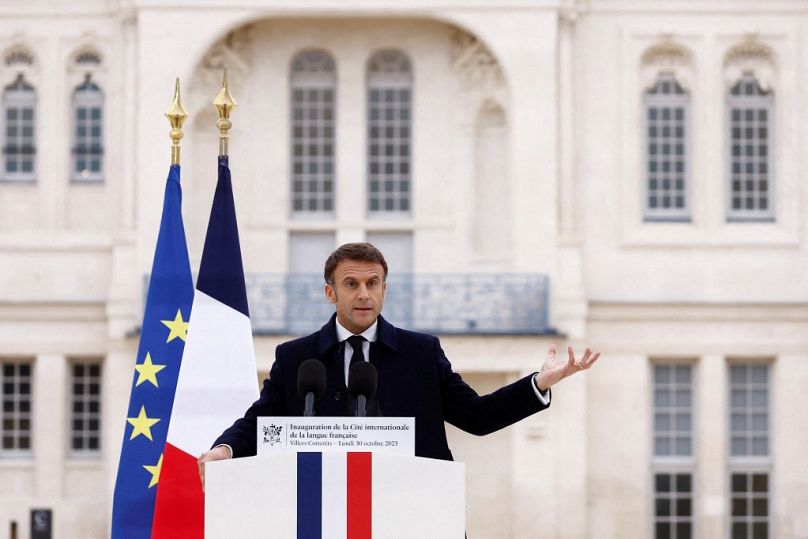 Emmanuel Macron spricht bei der Einweihung des Sprach-Museums.