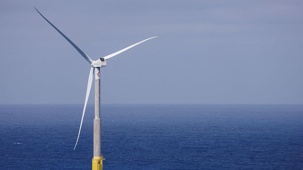 Офшорна вятърна турбина наблюдавана от брега на Телде на остров