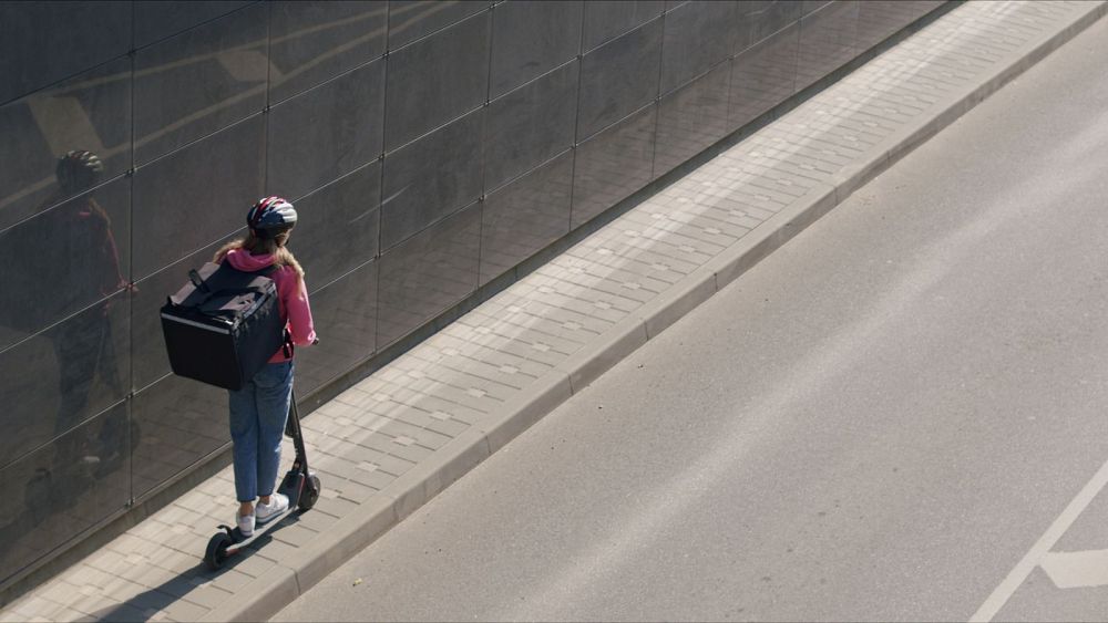 Защо хората карат електрически скутери по тротоара  Авторски права Canva От Oceane