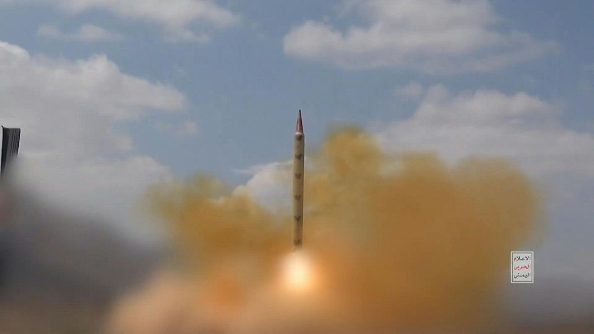 لحظة إطلاق صاروخ بالستي من اليمن