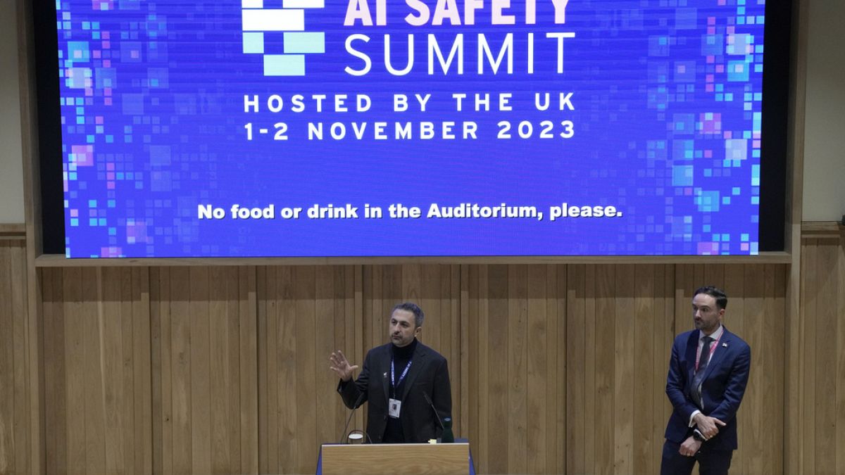 Líderes mundiais, empresários das tecnológicas e investigadores participam na primeira cimeira global de IA, no Reino Unido, 1 de novembro de 2023