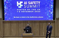 Líderes mundiais, empresários das tecnológicas e investigadores participam na primeira cimeira global de IA, no Reino Unido, 1 de novembro de 2023