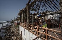 A vihar pusztítása után a fosztogatóktól tartanak az acapulcóiak
