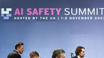 Elon Musk, consejero delegado de Tesla y SpaceX, a la izquierda, asiste a la primera sesión plenaria de la Cumbre sobre Seguridad de la IA en Bletchley Park, el miércoles 1 de noviembre de 2023 en Bletchley, Inglaterra.