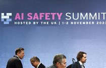 Elon Musk, PDG de Tesla et SpaceX, à gauche, assiste à la première session plénière du sommet sur la sécurité de l'IA à Bletchley Park, le mercredi 1er novembre 2023 à Bletchley, en Angleterre.