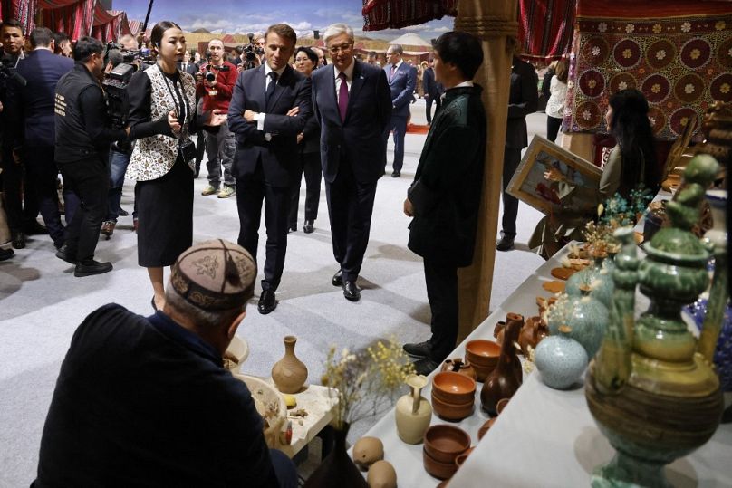 الرئيس الفرنسي مع نظيره الأوزبكي