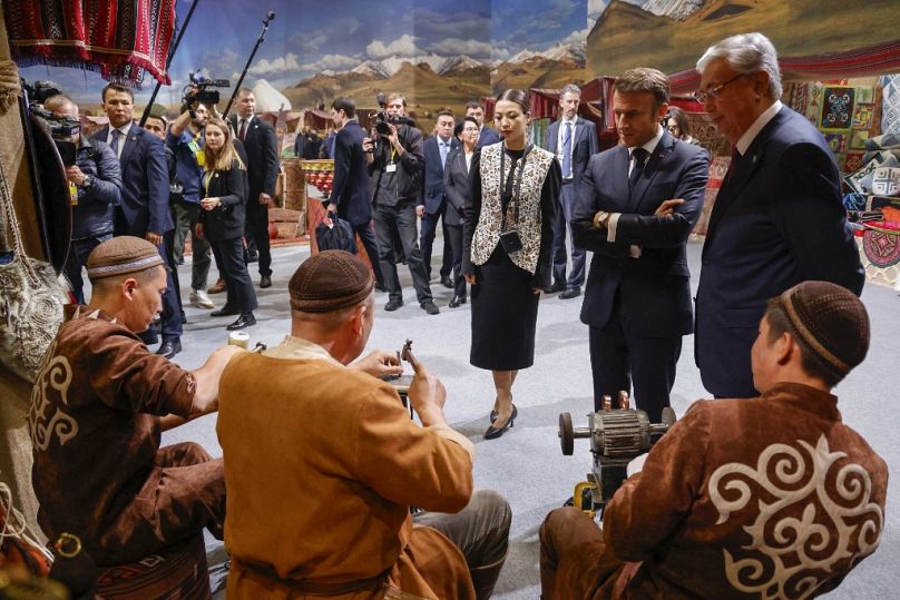 الرئيس الفرنسي مع نظيره الأوزبكي