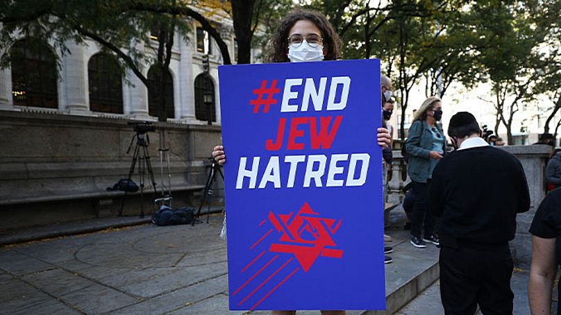 Antiszemitizmus ellen tüntető New Yorkban