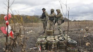 Ukrán katonák aknamentesítést végeznek Harkiv környékén 2023. október 24-én.