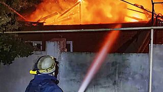 Herszoni tűzoltó munkában egy orosz rakétabecsapódás után