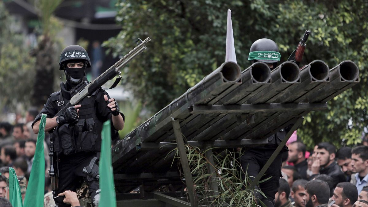 Hamas-Kämpfer präsentieren ihre Waffen während einer Kundgebung zum 27. Jahrestag der Gruppe am 14. Dezember 2014 in Gaza.