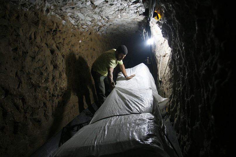 Un contrabandista palestino trasladó el 28 de octubre de 2010 refrigeradores a través de un túnel desde Egipto hasta la Franja de Gaza.