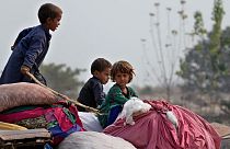 Pakistan, ülkedeki 1 milyon 700 bin belgesiz Afgan göçmeni geri göndermeye başladı. 