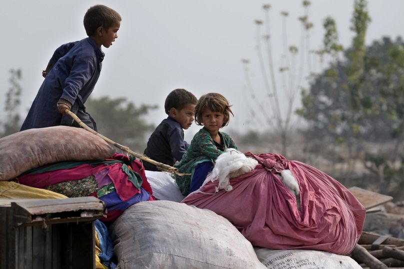Son 20 günde 400 bin Afgan göçmen, Pakistan'dan Afganistan'a geri döndü