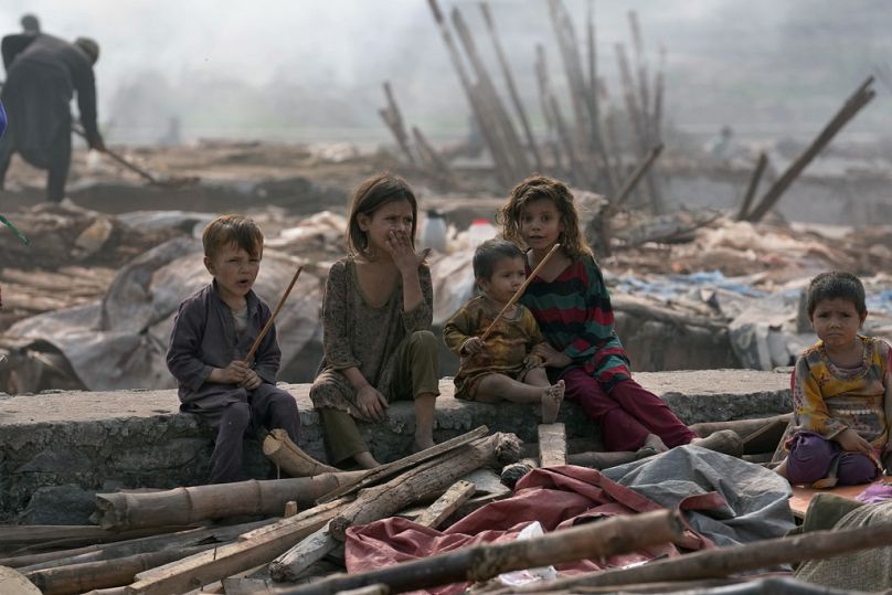 Evleri Pakistan otoriteleri tarafından yıkılan Afgan göçmen çocuklar