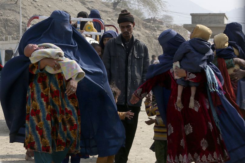 İslamabad'ın sınır dışı kararı sonrası binlerce Afgan aile, Afganistan'a geri dönüyor