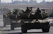 Tanques israelitas avançam para a fronteira com a Faixa de Gaza