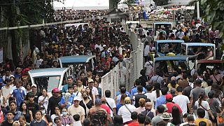  توافد العديد من الفلبينيين إلى المقابر لزيارة قبور أحبائهم الراحلين-1 نوفمبر 2023.