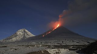 Imagen de un volcán, expulsando lava, en la península rusa de Kamchatka.