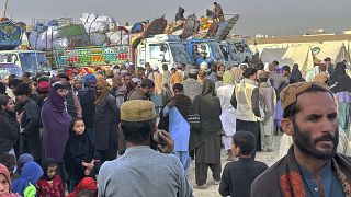 أفغان ينتظرون الحصول على تصريح للمغادرة إلى وطنهم في مركز للترحيل أنشأته السلطات الباكستانية