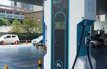 Unidade de hidrogenação de um veículo a célula de combustível de hidrogénio na primeira estação de demonstração de Hangzhou para utilização da energia do hidrogénio em Hangzhou, China, 23 de maio de 2023\. 
