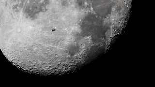 تم التقاط صورة لمحطة الفضاء الدولية (ISS) التي تدور حول الأرض في مقدمة القمر