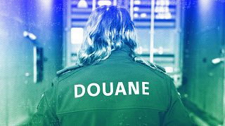  Митнически чиновник, позирайки за медиите, следи по какъв начин камион, пренасящ резервоар, влиза в оборудване за рентгеново сканиране на товари в пристанището на Ротердам, януари 2023 година 