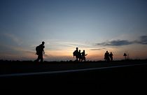 Sırbistan'ın kuzeyindeki Kanjiza kasabası yakınlarında Sırbistan-Macaristan sınırına yakın bir yolda yürüyen göçmenler