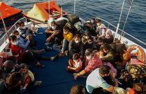 Мигранты на борту судна турецкой береговой охраны после того, как "Греция оттеснила их в воды Турции".
