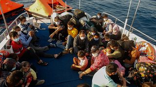 Мигранты на борту судна турецкой береговой охраны после того, как "Греция оттеснила их в воды Турции".