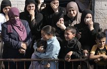 فلسطينيون يبكون على مسنّ فلسطيني قتله الجيش الإسرائيلي في بلدة طوباس بالضفة الغربية المحتلة في 31 تشرين الأاول / أكتوبر