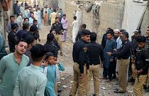 افسران پلیس در عملیات جستجو مهاجران غیرقانونی در محله‌ای از کراچی پاکستان، دوم نوامبر ۲۰۲۳