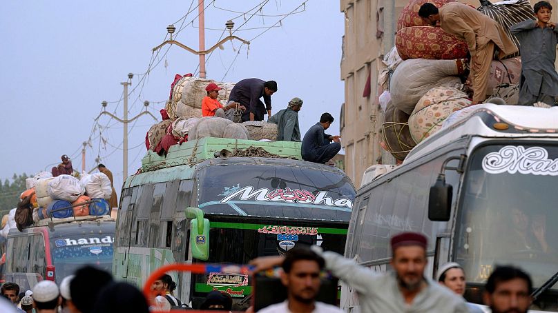 اتوبوس مهاجران غیرقانونی افغان روز اول نوامبر در کراچی پاکستان برای خروج آماده می‌شوند