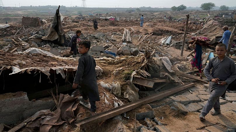 تخریب خانه‌های گلی مهاجران غیرقانونی افغان توسط پاکستان در حاشیه شهر اسلام‌آباد به تاریخ اول نوامبر ۲۰۲۳