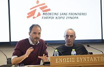  الرئيس الدولي لمنظمة أطباء بلا حدود كريستوس كريستو، يسار، يتحدث بجوار الصحفي اليوناني بانوس شاريتوس، خلال مؤتمر صحفي نظمته منظمة أطباء بلا حدود، في أثينا،  2 نوفمبر 2023.