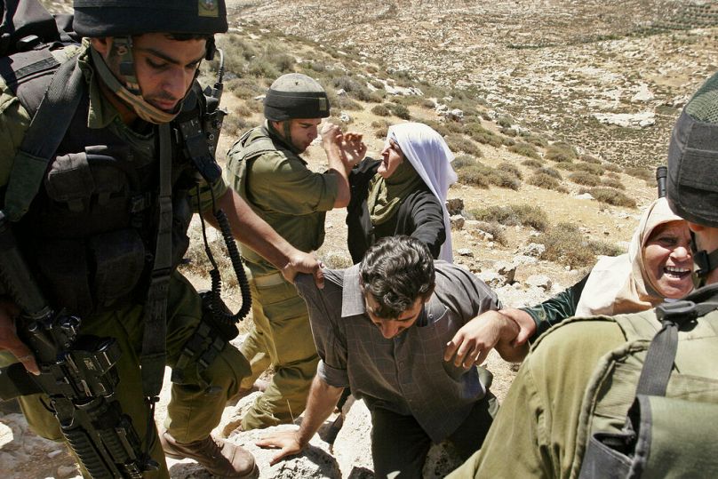 İsrail güvenlik güçleri tarafından bir Yahudi yerleşim birimi yakınlarında gözaltına alınan Filistinli bir aile (arşiv)