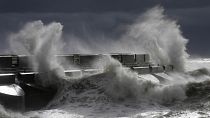 أمواج عاتية على شاطئ برايتون جنوب إنكلترا بسبب عاصفة سياران القوية